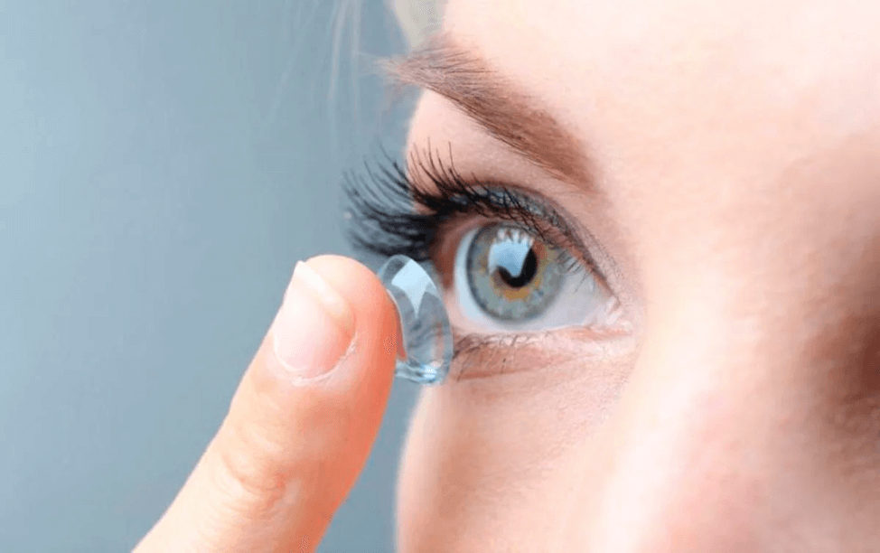 Как надевать линзы?